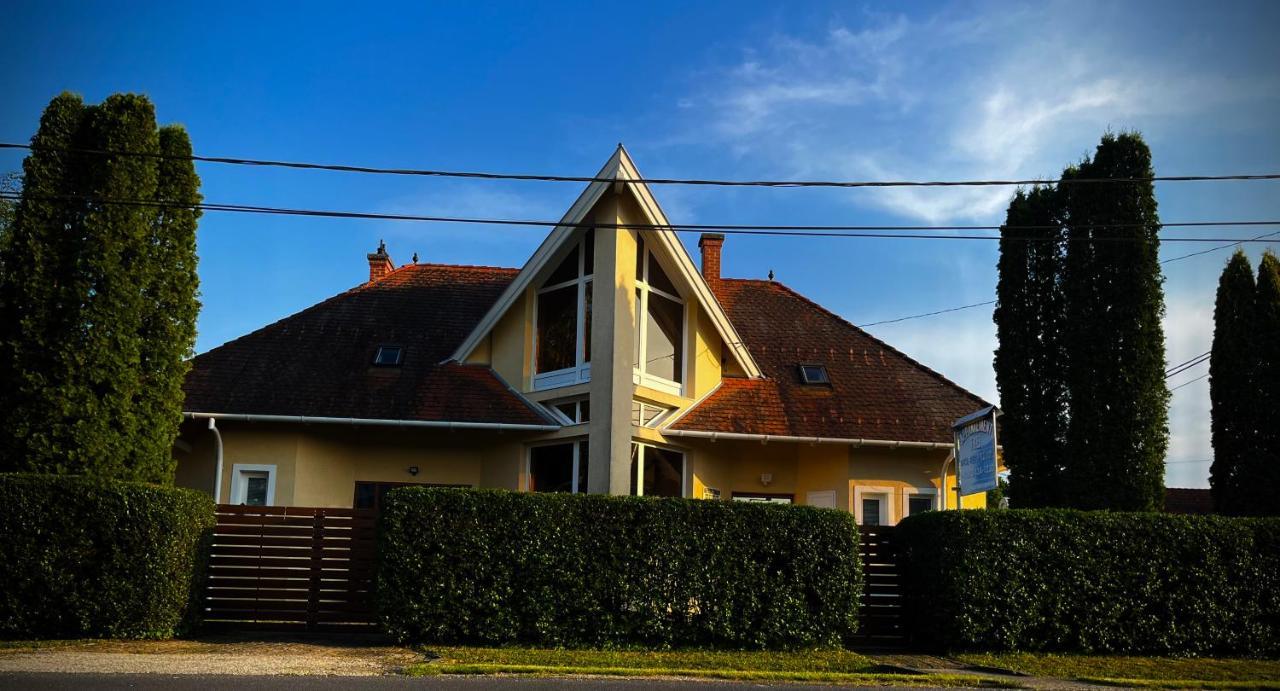 Mol-Ker-Vill Apartment Lenti Luaran gambar